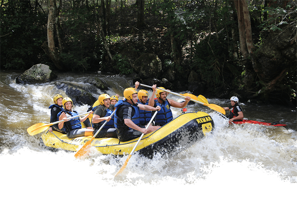 Peope enjoyinh rafting